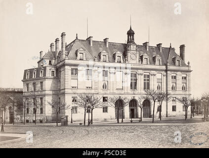 Mairie du 13e Arrondissement, Paris, Frankreich. Englisch: Blick auf die Fassade des Rathauses von Paris XIIIe arrondissement, 2-stöckiges Gebäude mit Turm und Uhr, drei Torbögen vor, Satteldach mit Dachgeschoss Dachfenster; Tram Linien um die gewundene Straße auf der linken Seite. . Ca. 1850 - 70; Mairie construite Entre 1873 et 1877, donc la Photographie a été Faite entre 1877 et 1879, date de La Mort du photographe.. N/A 327 Charles Marville, Mairie du 13e Arrondissement Stockfoto