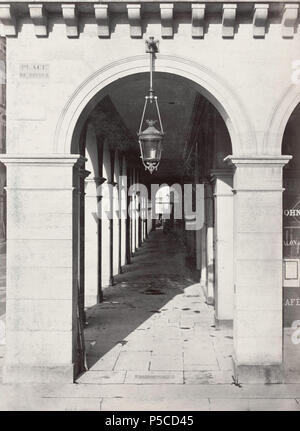 Lanterne suspendue (Rue de Rivoli). Englisch: Auf der Suche nach Arcade mit Laterne aus gewölbten Wand am Eingang der Arcade ausgesetzt. Plakette an der Wand liest: Rue de Rivoli. 1878. N/A 327 Charles Marville, Lanterne suspendue, Rue de Rivoli, 1878 Stockfoto