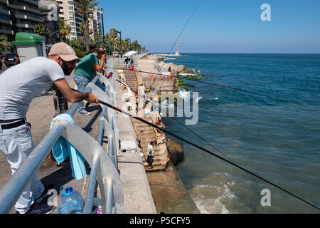 Männer angeln von der Corniche in Beirut, Libanon. Stockfoto