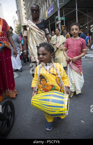 Menschen, die in die Tausende Füllen der 5th Avenue in Manhattan für das "Festival der Wagen.'' Ratha-yatra oder das Festival der Wagen ist eine freudige Ereignis gefeiert seit Tausenden von Jahren in den indischen heiligen Stadt Jagannatha Puri, und vor kurzem von Hare Krishna devotees in Städten rund um die Welt. Stockfoto