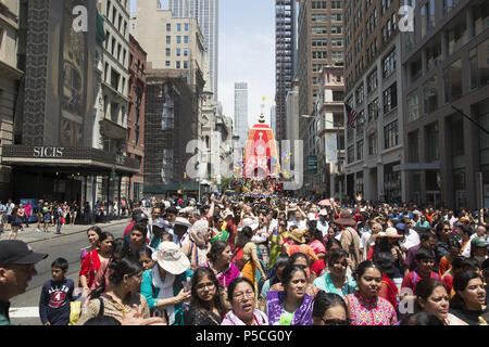 Menschen, die in die Tausende Füllen der 5th Avenue in Manhattan für das "Festival der Wagen.'' Ratha-yatra oder das Festival der Wagen ist eine freudige Ereignis gefeiert seit Tausenden von Jahren in den indischen heiligen Stadt Jagannatha Puri, und vor kurzem von Hare Krishna devotees in Städten rund um die Welt. Stockfoto