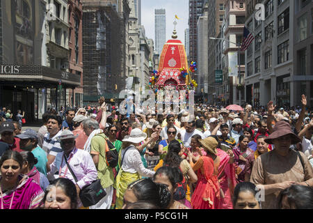 Menschen, die in die Tausende Füllen der 5th Avenue in Manhattan für das "Festival der Wagen.'' Ratha-yatra oder das Festival der Wagen ist eine freudige Ereignis gefeiert seit Tausenden von Jahren in den indischen heiligen Stadt Jagannatha Puri, und vor kurzem von Hare Krishna devotees in Städten rund um die Welt. Stockfoto