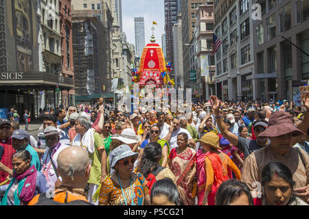 Menschen, die in die Tausende Füllen der 5th Avenue in Manhattan für das "Festival der Wagen.'' Ratha-yatra oder das Festival der Wagen ist eine freudige Ereignis gefeiert seit Tausenden von Jahren in den indischen heiligen Stadt Jagannatha Puri, und vor kurzem von Hare Krishna devotees in Städten rund um die Welt. Stockfoto