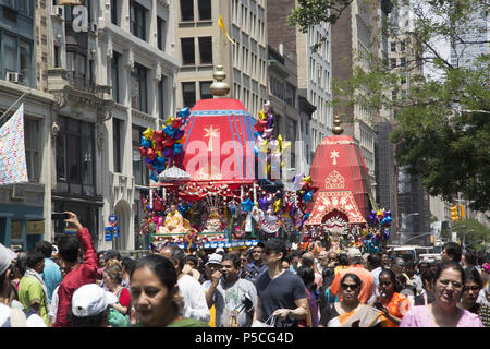 Menschen, die in die Tausende Füllen der 5th Avenue in Manhattan für das "Festival der Wagen.'' Ratha-yatra oder das Festival der Wagen ist eine freudige Ereignis gefeiert seit Tausenden von Jahren in den indischen heiligen Stadt Jagannatha Puri, und vor kurzem von Hare Krishna devotees in Städten rund um die Welt. Stockfoto