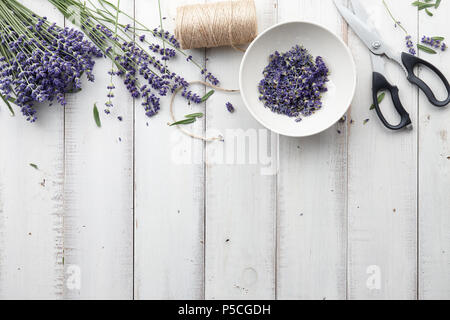 Lavendel Blumen auf weißem Holzbohlen Stockfoto