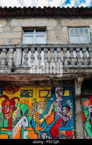 Ein farbenfrohes Wandbild in Belmonte, Portugal mit einem Verweis auf jüdische Erbe der Stadt. Stockfoto