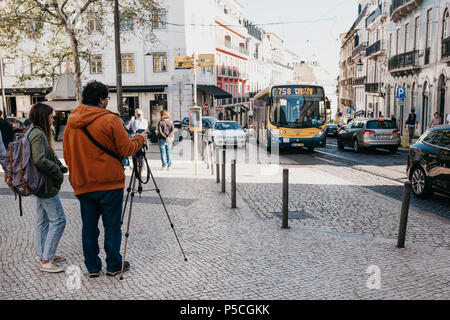 Portugal, Lissabon, 1. Mai 2018: Der Fotograf nimmt Bilder der Stadt Landschaft und Fahrzeugen, die rund um die Stadt. Ordentliche Stadt. Stockfoto