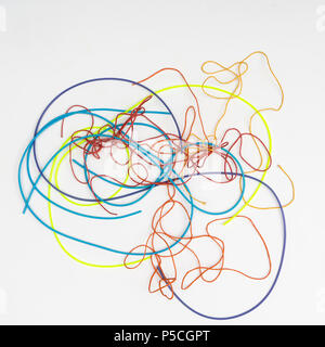 Farbige Fäden auf eine weiße Fläche Stockfoto