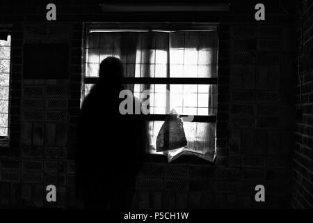 Ghost shadow durch die Fenster in einem verlassenen Haus. Stockfoto