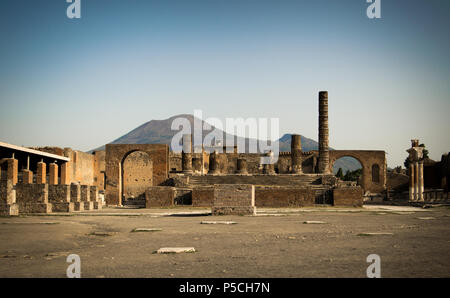 Ein sonniger Morgen in den leeren Forum des antiken Pompeji, Italien Im Schatten des Vesuvs Stockfoto