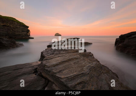 Lange Exposition von Trebarwith Strand an der Nordküste von Cornwall Cornwall Stockfoto