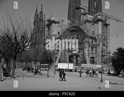 CONSTRUCCION DE LA IGLESIA CATEDRALICIA DE LA SAGRADA FAMILIA - FACHADA DE LA PASION - 1968 - A. MAS. Autor: Antoni Gaudí (1852-1926). Ort: SAGRADA FAMILIA, SPANIEN. Stockfoto