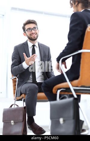 Zwei Geschäftsleute mit Aktentaschen in der Nähe von sich selbst Stockfoto