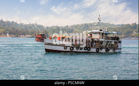 Touristen Schnellboot für Sightseeing auf See in der Nähe von Ross Bay Island Andamanen, Indien verwendet. Stockfoto