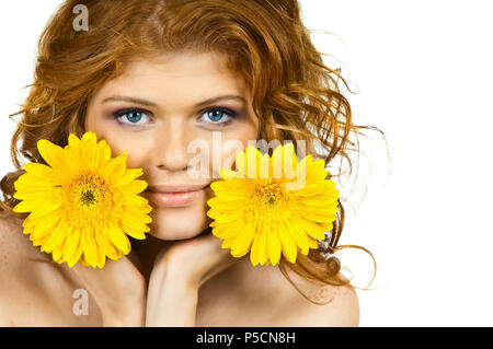 die sehr hübsche rothaarige junge Frau mit gelben Flowe, horizontale close-up-Porträt Stockfoto