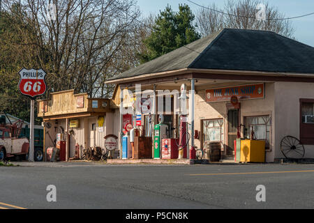 Broadway, Virginia, USA, 13. April 2018: altmodische Tankstelle Stockfoto