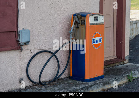 Broadway, Virginia, USA, 13. April 2018: Altmodische Benzin pumpe Stockfoto