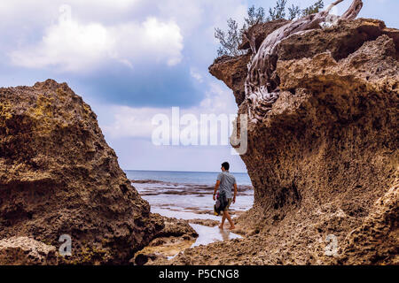 Männliche Touristen Neil Insel Strand mit natürlichen Felsformationen im Andaman, Indien. Stockfoto