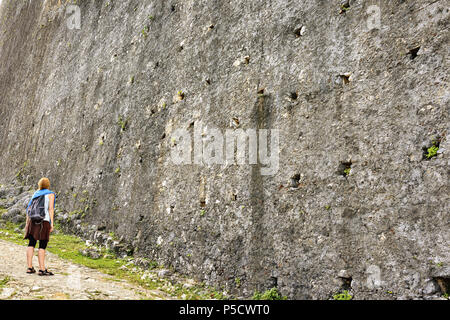 Reisende vor dem Vorhang Wände der Französische Bouillabaisse la Ferriere auf der Spitze eines Berges gebaut Stockfoto