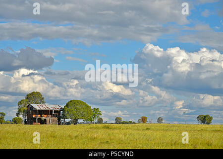 Verlassenen baufälligen Bauernhaus im australischen Outback in Queensland Stockfoto