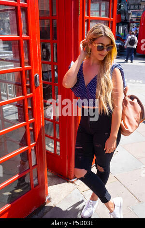 London, England. Am 22. Juni 2018. Nicol, 27, Daniela, 27, und Florentina, 28, auf einer Reise nach London aus Arizona, genießen das sonnige Wetter. Es ist t sagte Stockfoto