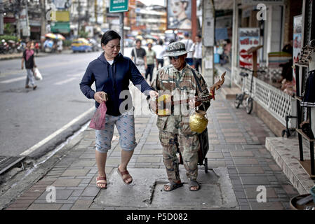 Blinde Musiker spielen die traditionelle Thai Doppel necked Phin laute Gitarre. Deaktiviert, Gaukler, Thailand Straße Stockfoto