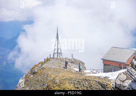 Auf dem Gipfel des Säntis, Appenzell Alpen, Schweiz - Pole und Sternwarte Gebäude mit Blick auf die umliegenden Berge. Stockfoto