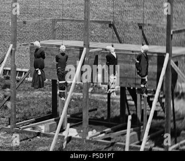 N/A. English: Hinrichtung der vier Mitverschwörer des Lincoln-Attentats (Mary Surratt, Lewis Powell, David Herold und George Atzerodt) Englisch: Ausführung der vier Leute verurteilt als Verschwörer (Mary Surratt, Lewis E.T. Powell, David E. Herold, und George A. Atzerodt) Español: Ejecución de Las Cuatro personas condenadas por la conspiración del asesinato de Abraham Lincoln (Mary Surratt, Lewis Powell, David Herold y George Atzerodt) Français: Ausführung par pendaison des Quatre personnes condamnées Verschwörung dans l'assassinat du Président des Etats-Unis Abraham Lincoln (Maria Surra gießen Stockfoto