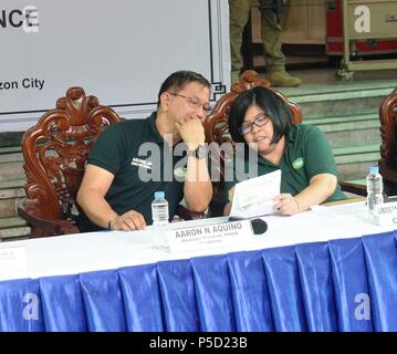 Quezon City, Philippinen. 26 Juni, 2018. PDEA Offiziere; Generaldirektor Aaron N. Aquino und Stabschef der Irischen C. Calaguas während der Preisverleihung. Credit: Robert Oswald Alfiler/Pacific Press/Alamy leben Nachrichten Stockfoto