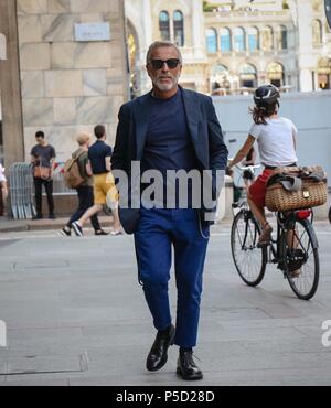Mailand, Italien. 15 Juni, 2018. Mailand - 15 Juni 2018 Männer auf der Straße, die im Rahmen der Mailänder Modewoche Credit: Mauro Del Signore/Pacific Press/Alamy leben Nachrichten Stockfoto