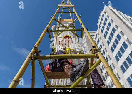 Washington Dc, USA. 25. Juni 2018. Aktivist Gruppe über Extreme Energie teilweise Stop an die Federal Energy Regulatory Commission (FERC) Sitz in Washington DC am 25. Juni 2018, um 2 verspottet fracking Brunnen installieren und zur Festlegung einer aufblasbaren Pipeline auf der Straße außerhalb des Mitarbeiters garage vom 7. bis zum frühen Nachmittag bin, Sie erfolgreich verhindert den Zugriff auf den Arbeitsplatz. Aktivisten fordern einen Stopp der Genehmigungsverfahren und den Bau von neuen Pipelines fossiler Brennstoffe und anderer Infrastruktur. Credit: Erik McGregor/Pacific Press/Alamy leben Nachrichten Stockfoto