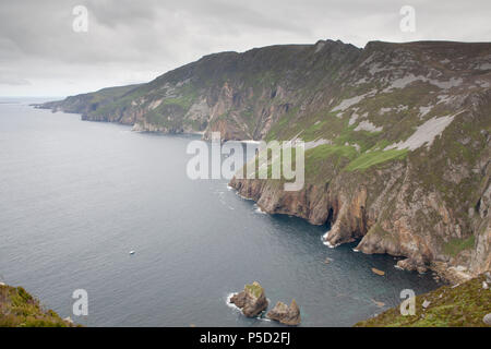 Slieve League Berg hat einige der höchsten Klippen Irlands bei 609 m. Sie fallen in den Atlantischen Ozean an der Küste von Donegal Stockfoto