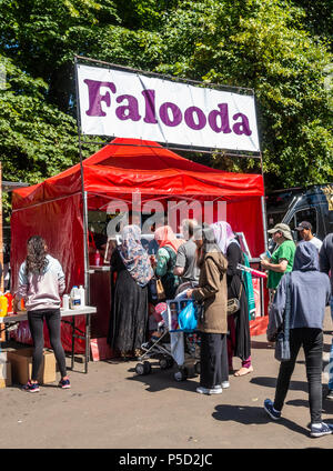 Menschen Anstehen in einer Garküche verkauf Falooda bei Glasgow Mela, 2018, im Kelvingrove Park in der Stadt West End Stockfoto