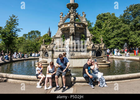 Personen, heissen, sonnigen Juni Wetter das Stewart Memorial Fountain im Kelvingrove Park in der Stadt West End arouhnd Stockfoto