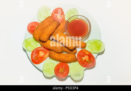 Frittierte knusprige Fischstäbchen mit Tomatensauce und grünes Gemüse. Eine beliebte indische Nicht veg starter Gericht. Stockfoto