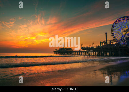 Besucher genießen den Sonnenuntergang über Santa Monica Pier Los Angeles Stockfoto