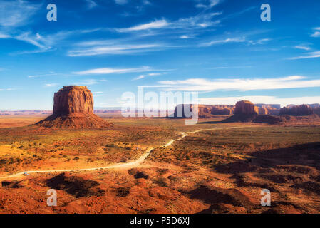 Monument Valley an der Grenze zwischen Arizona und Utah, USA Stockfoto