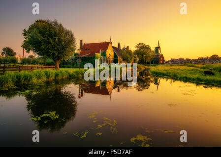 Sonnenuntergang über dem Dorf Zaanse Schans in den Niederlanden Stockfoto