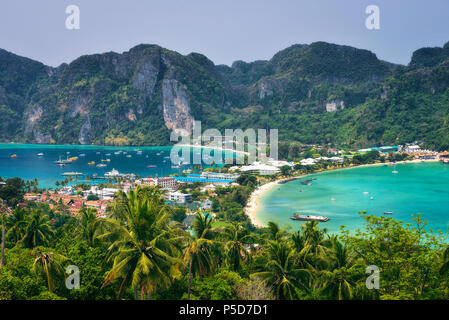 Tonsai Village und die Berge von Koh Phi Phi Island in Thailand Stockfoto