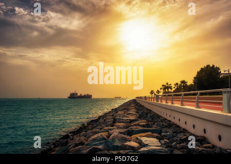 Cargo Container schiff verlassen Dubai Marina bei Sonnenuntergang Stockfoto
