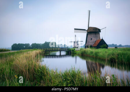 Alte holländische Windmühle in kalten Morgen Landschaft in der Nähe von Amsterdam Stockfoto