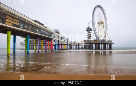 Blick auf den Strand an der Seebrücke in Scheveningen in der Nähe von Haag, Niederlande Stockfoto