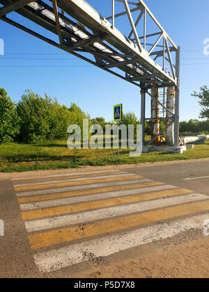 Gryazi, Russland - 21. Juni. 2018. oberirdische Leitungen der Heizung in der Heizung Stockfoto