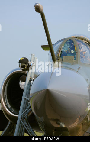 Blackburn Buccaneer S2 Jet-Flugzeug XW544 nach der Wiederherstellung bereit für Taxi-Lauf mit Pilotenhelmen hängen von der Crew-Leiter. Fühler zum Auftanken Stockfoto