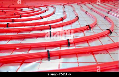 In der Nähe von Wasser Fussbodenheizung Rohre auf dem silber-reflektierende Folie. Stockfoto