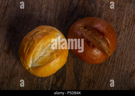 Frisch gebackene Brötchen über die hölzerne Stockfoto