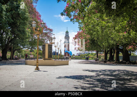 Torre Monumental oder der Torre de los Ingleses (Turm der Englischen) und General San Martin Plaza in Retiro - Buen Stockfoto