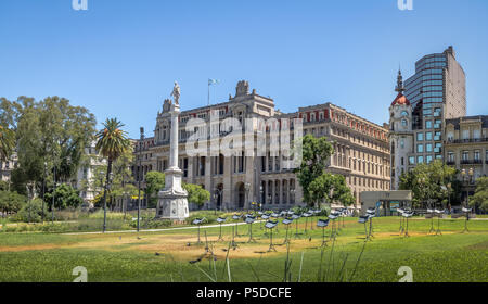 Plaza Lavalle mit Argentinien Supreme Court und Mirador Massue - Buenos Aires, Argentinien Stockfoto