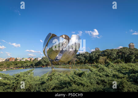 Buenos Aires, Argentinien - 12. Mai 2018: Metallic flower Skulptur 'Floralis Generica" an der Plaza De Las Naciones Unidas in Recoleta neighborhood - Bueno Stockfoto