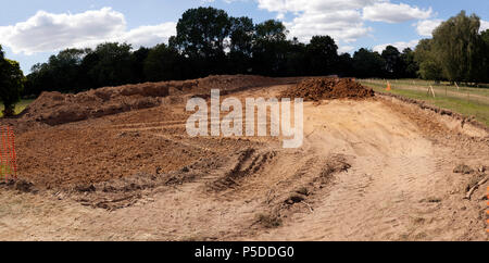 Erde, entfernt von der Website der neuen Parkplatz in Beckenham Place Park, in der Nähe von Southend Lodge abgelegt. Stockfoto